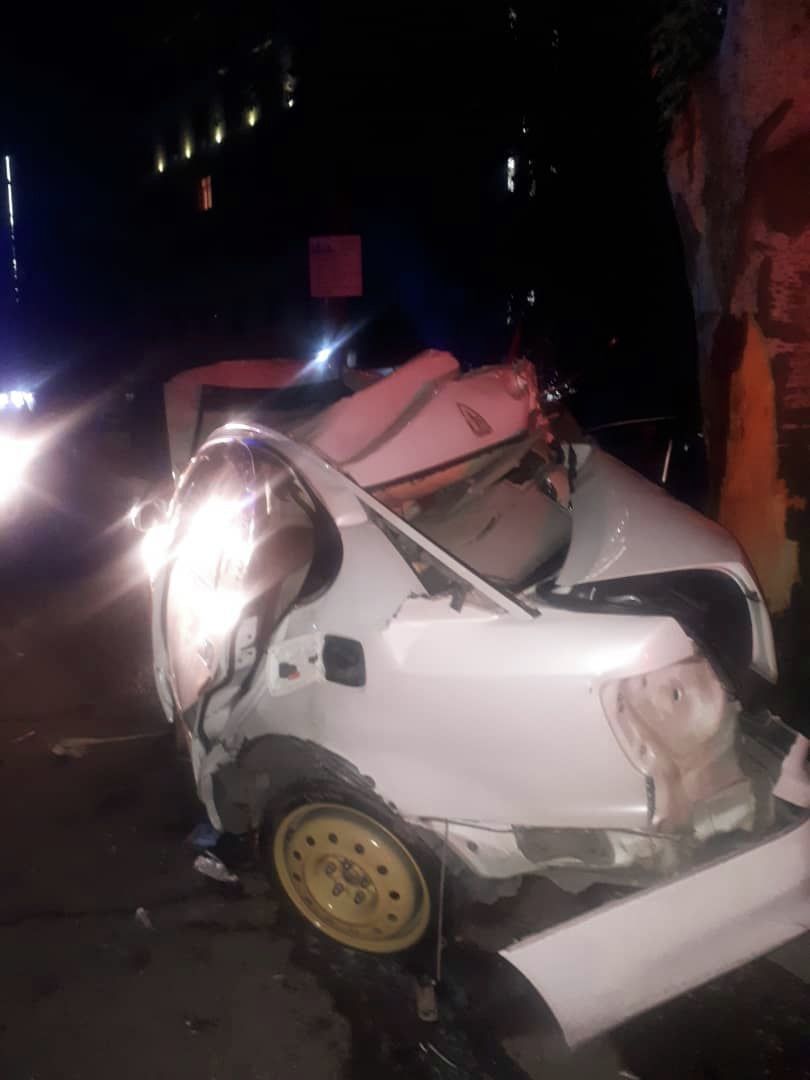 На пересечении проспекта Чуй и улицы 7 апреля в Бишкеке, водитель легковой машины “Toyota Aristo” не справился с управлением и врезался в дерево. 