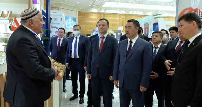 Президент Садыр Жапаров осмотрел выставку экспортных товаров Туркменистана и принял участие в церемонии открытия кыргызско-туркменского экономического форума. 27 июня 2021 года