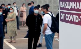 Люди возле пункта вакцинации от COVID-19 в Москве. Архивное фото Люди возле пункта вакцинации от COVID-19 в Москве. Архивное фото