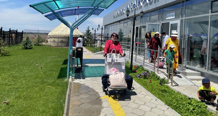 В международном аэропорту Иссык-Куль встретили первый за 8 лет рейс из Джалал-Абада. 01 июля 2021 года