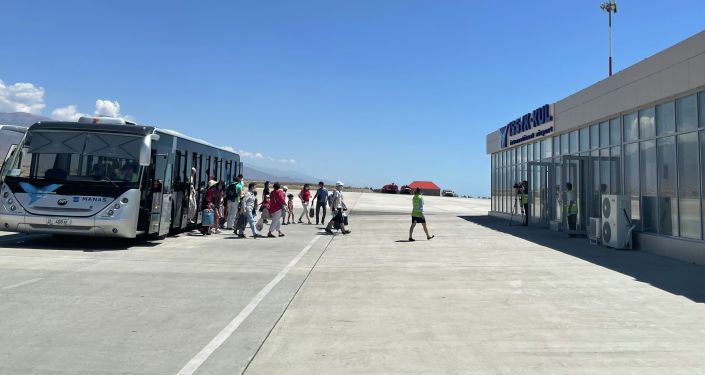 В международном аэропорту Иссык-Куль встретили первый за 8 лет рейс из Джалал-Абада. 01 июля 2021 года