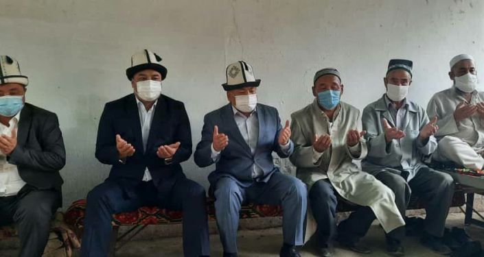 Сельчане на похоронах пограничника сержанта Хуснидина Хожиева в его родном селе Бешкент Лейлекского района