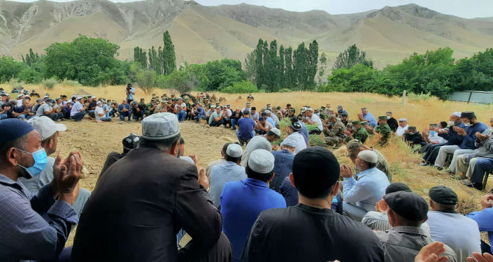 Сельчане на похоронах пограничника сержанта Хуснидина Хожиева в его родном селе Бешкент Лейлекского района