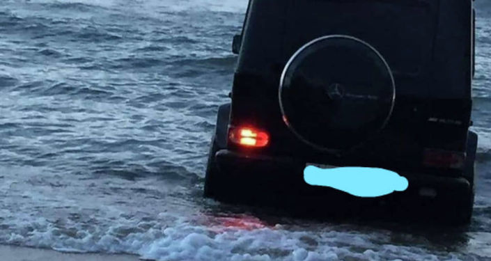 Автомобиль Gelandewagen, разъезжавший по пляжу Иссык-Куля. 11 июля 2021 года