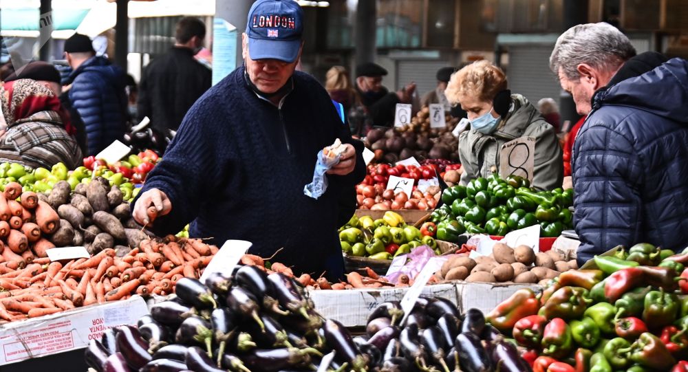 Продавец на рынке фото