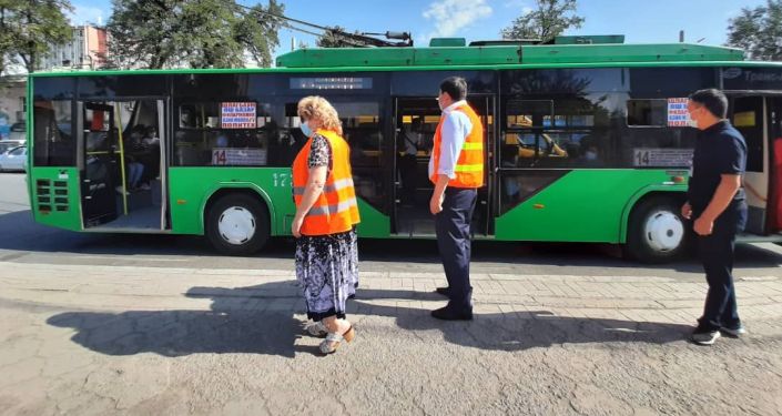 Мобильные группы Бишкекского троллейбусного управления провели рейд по соблюдению санитарно-эпидемиологических норм в салоне троллейбусов