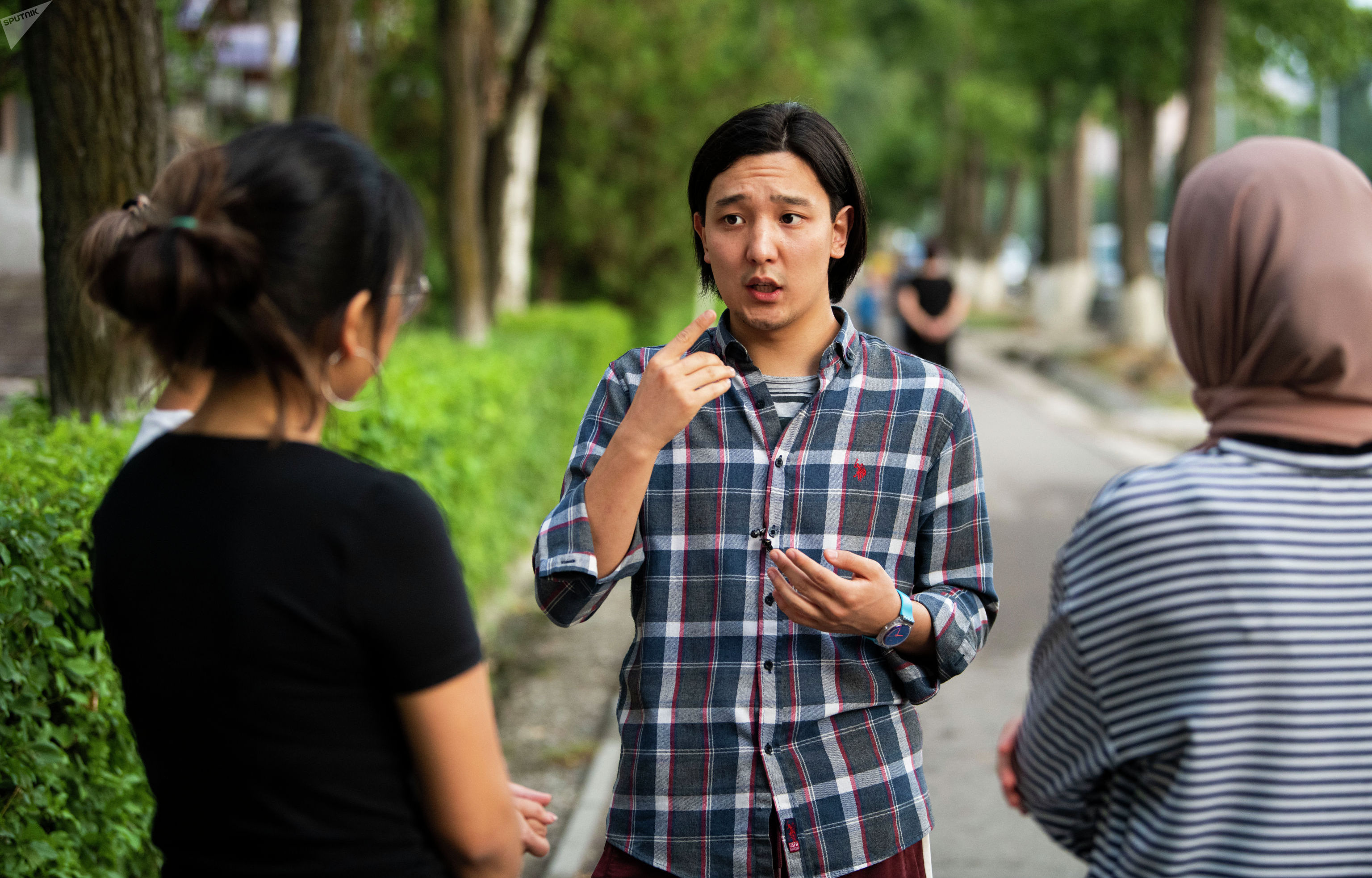 Преподаватель частного курса языка жестов в Бишкеке Садык Казиев разговаривает со своими студентами