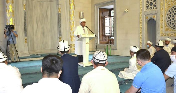  Глава Духовного управления мусульман Кыргызстана, муфтий Замир Ракиев на праздничном айт намазе в Республиканской мечети имени имама Аль-Сарахси