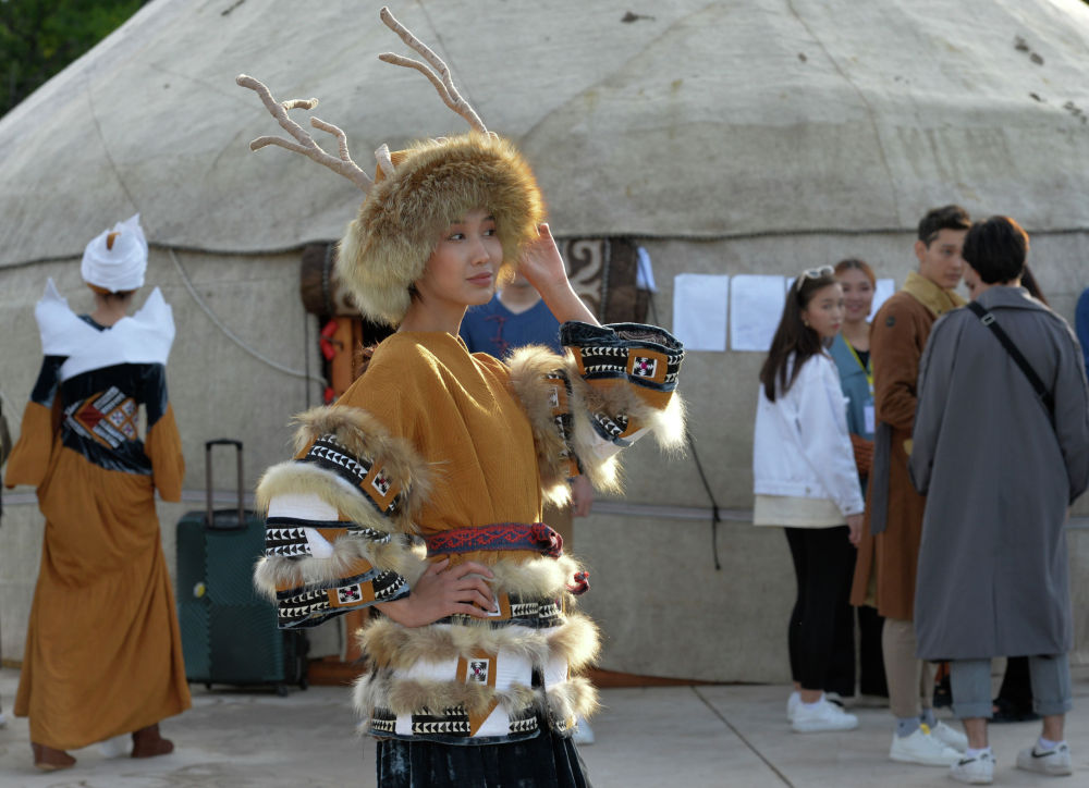 Береги сүрөттөгү костюмдун автору кыргызстандык дизайнер Алмаз кызы Чолпонай. Автор өзүнүн эмгегинде табият менен эриш-аркак жашоо керек деген чакырык таштаган