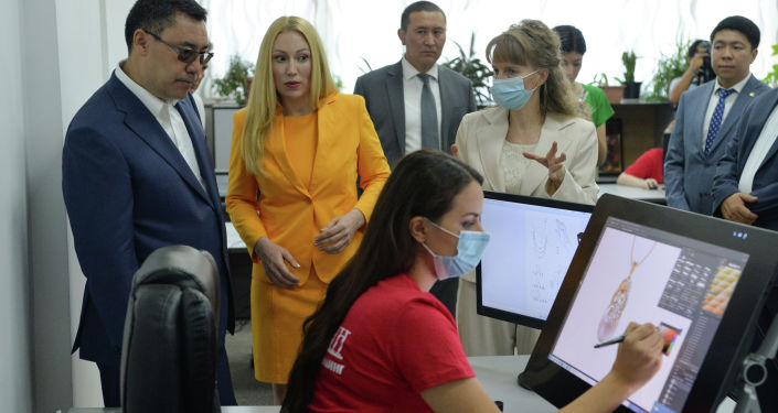 Президент Кыргызстана Садыр Жапаров во время посещения предприятия Кыргызалтын Ювелирпром