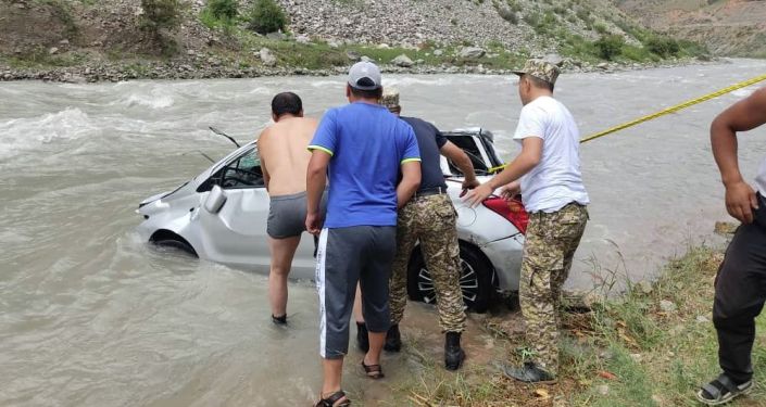 Машина съехала с дороги и упала в реку Гульчу в селе Кызыл-Коргон Ошской области. 30 июля 2021 года
