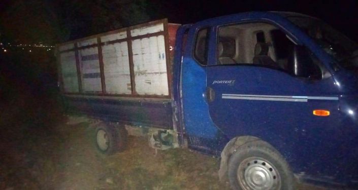 Задержанный пограничниками мини-грузовик с контрабандой селитры в селе Жаштык Баткенской области. 30 июля 2021 года
