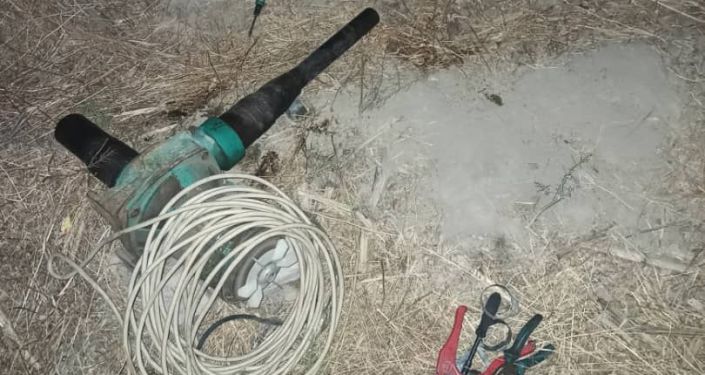 В Лейлекском районе Баткенской области пограничники обнаружили шланг для перекачки горюче-смазочных материалов в Таджикистан