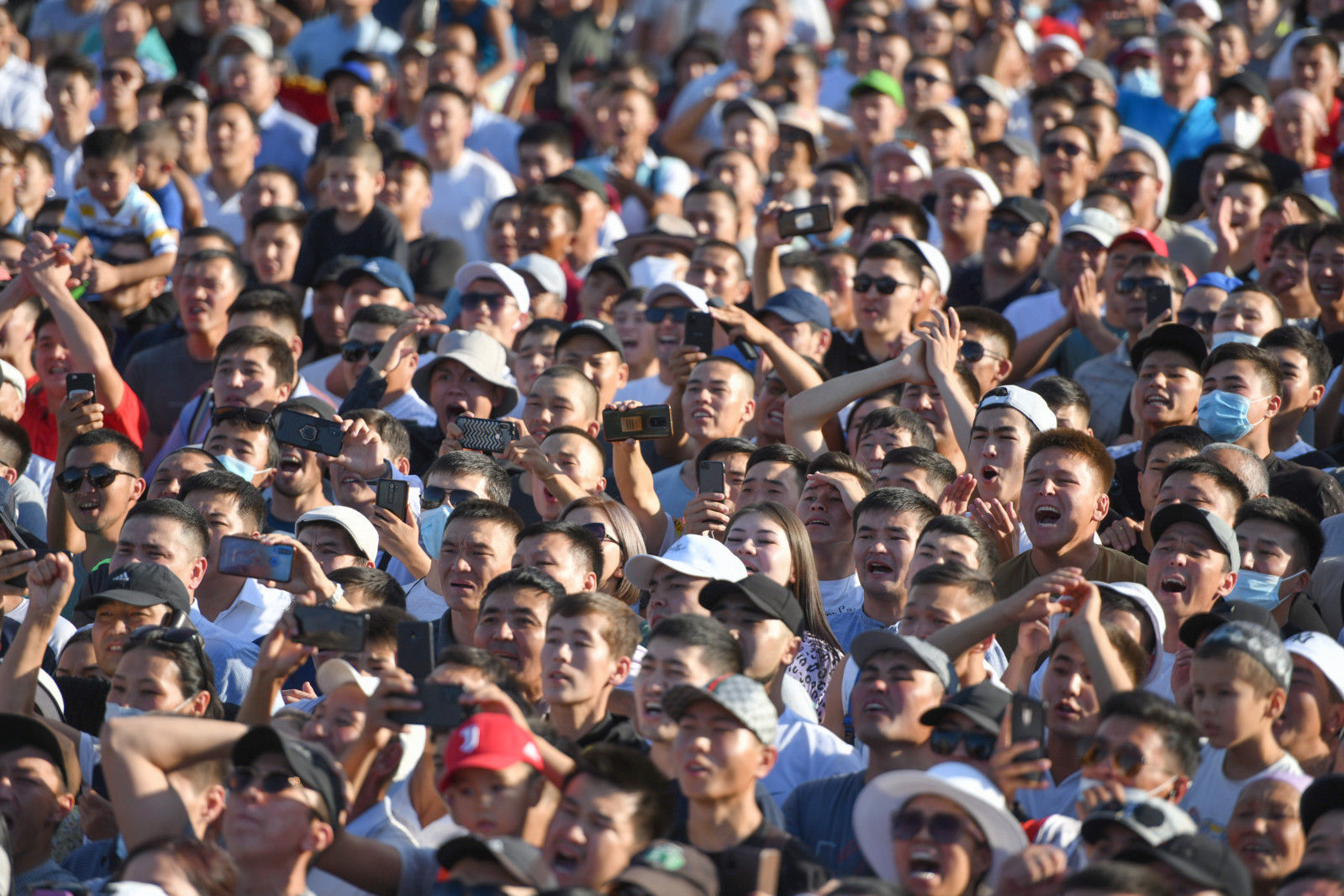 Люди на площади во время прямой трансляции финального поединка Айсулуу Тыныбековой на Олимпийских играх в Токио. 04 августа 2021 года