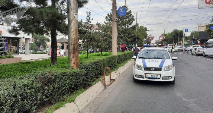 Автомобиль милиции возле здания ЦУМа в Бишкеке. 09 августа 2021 года