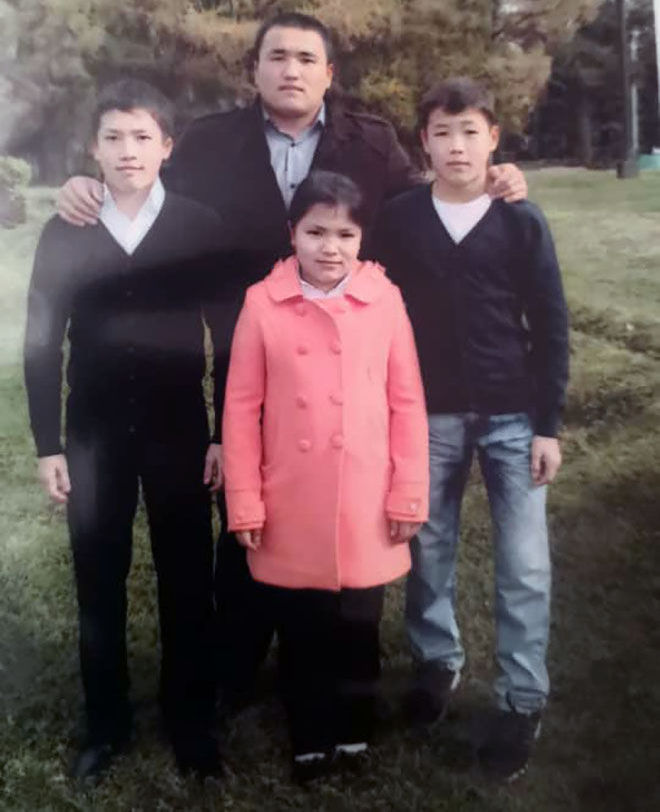 Легкоатлет, футболист и тренер Махамаджан Махмудов с детьми