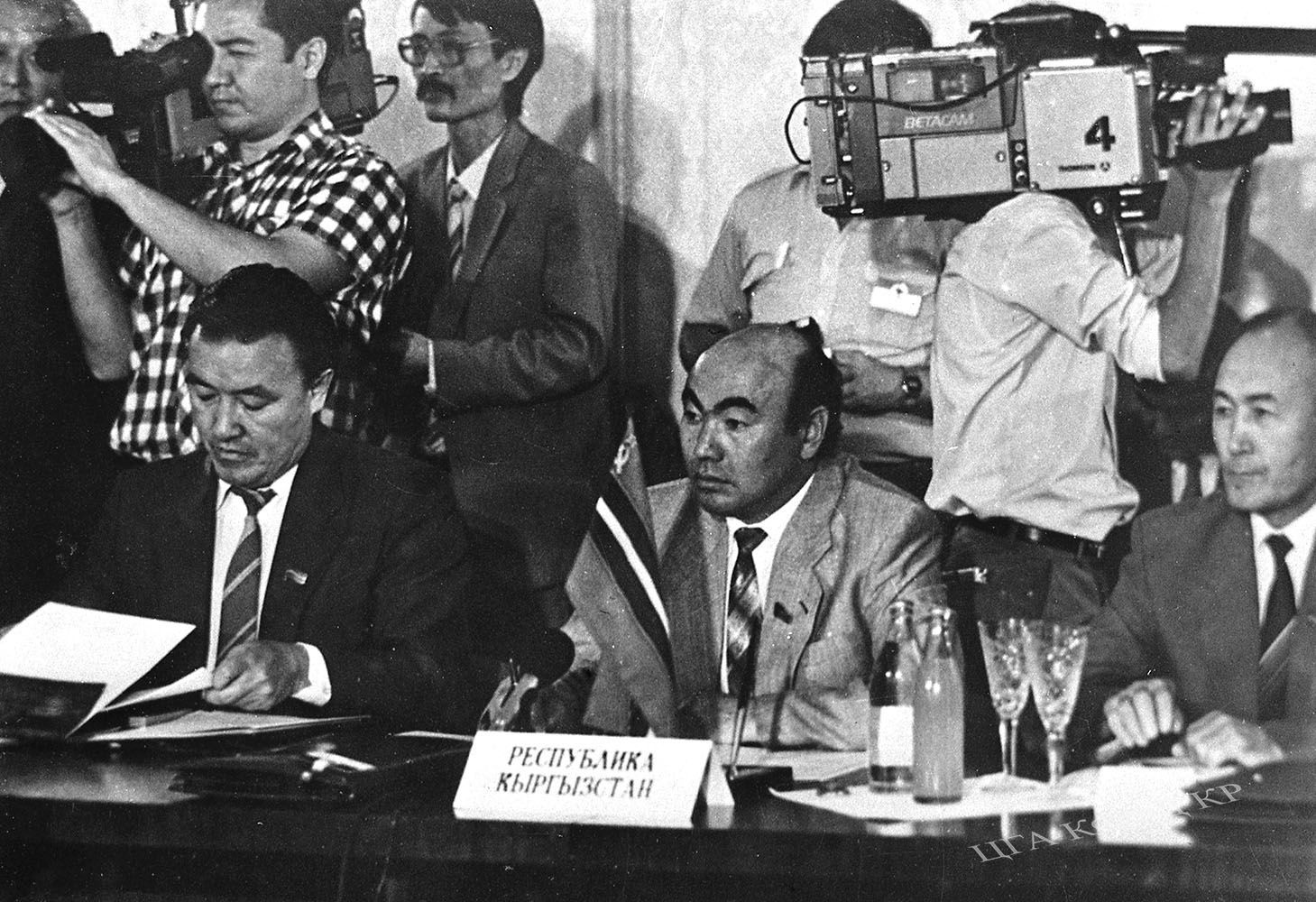 Первый премьер-министр Кыргызстана Насирдин Исанов (слева), первый президент Аскар Акаев, спикер ЖК Медеткан Шеримкулов во время встречи с лидерами ЦА и Казахстана. Ташкент. 1991 г.