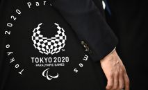 Чиновник несет сумку с логотипом Паралимпийских игр в Токио-2020. Архивное фото Чиновник несет сумку с логотипом Паралимпийских игр в Токио-2020. Архивное фото