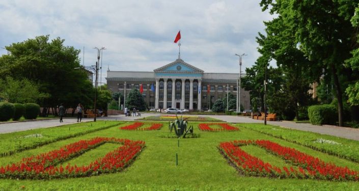 Работники муниципального предприятия Бишкекзеленхоз разбили 30 клумб в честь юбилея независимости Кыргызстана