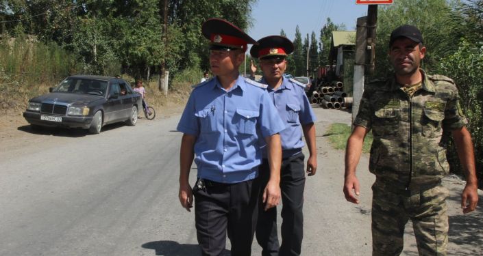 Сотрудники правоохранительных органов Кыргызстана и Таджикистана во время совместного патрулирования на границе Сотрудники правоохранительных органов Кыргызстана и Таджикистана во время совместного патрулирования на границе