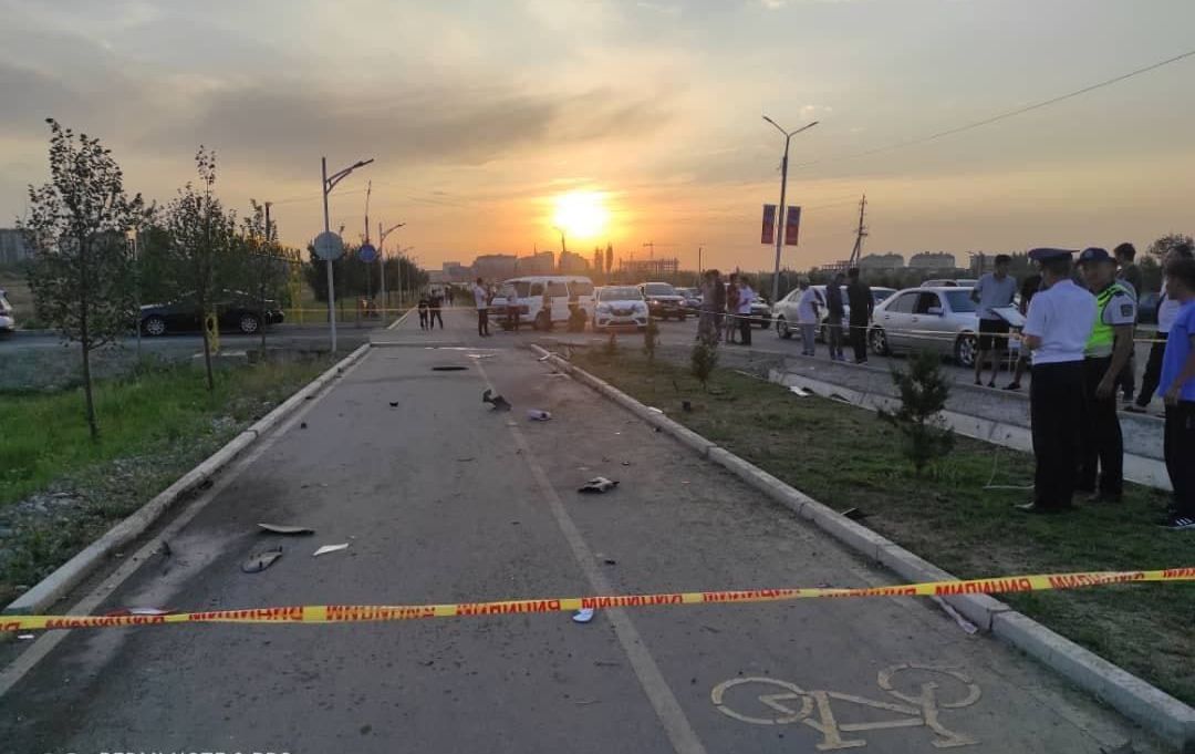Последствия ДТП со смертельным исходом на пересечении проспекта Токомбаева (Южная магистраль) и улицы Малдыбаева в Бишкеке