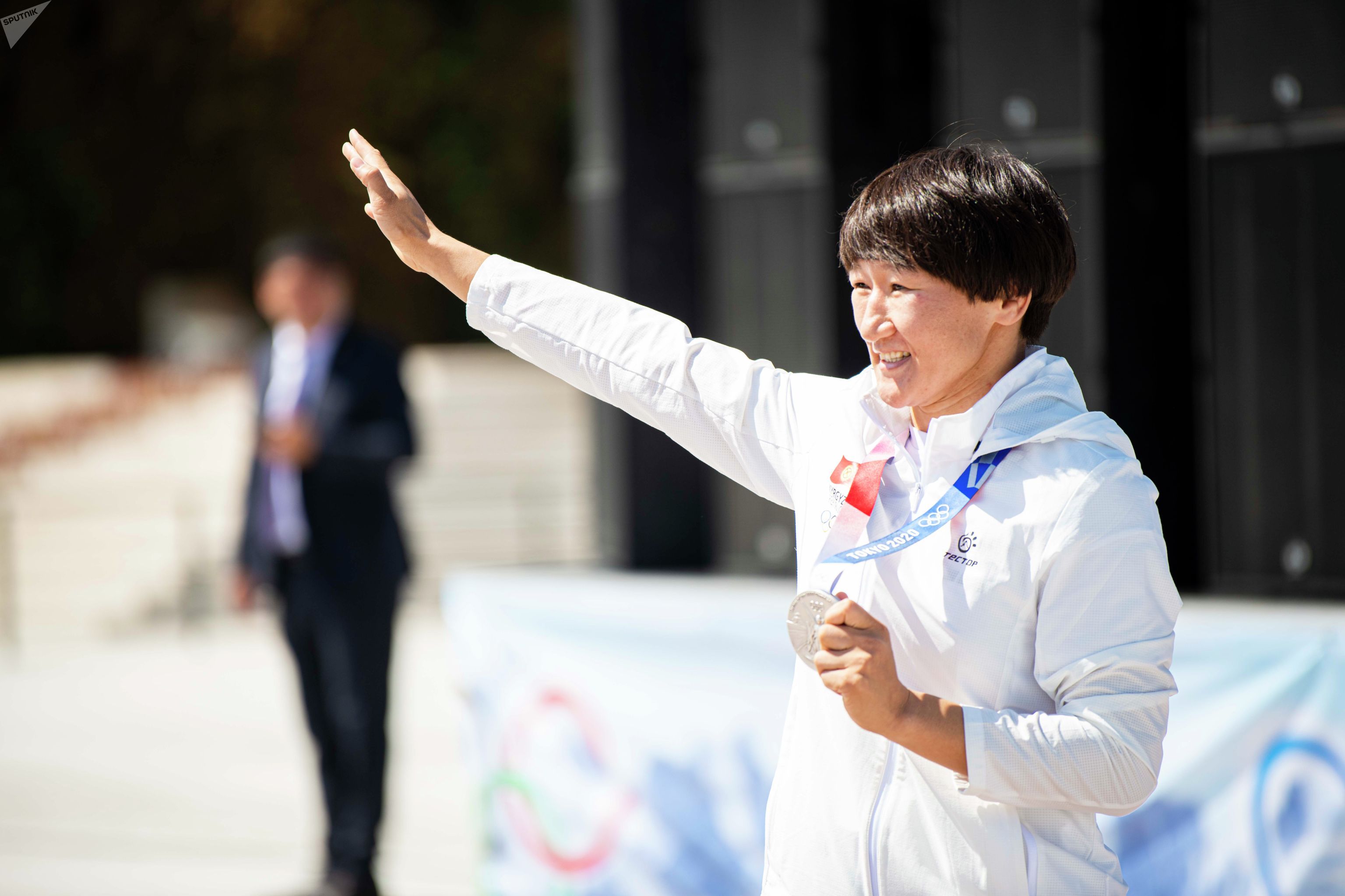 Серебряная медалистка Олимпийских игр в Токио Айсулуу Тыныбекова на церемонии приветствия призеров и участников Олимпийских игр на площади Ала-Тоо