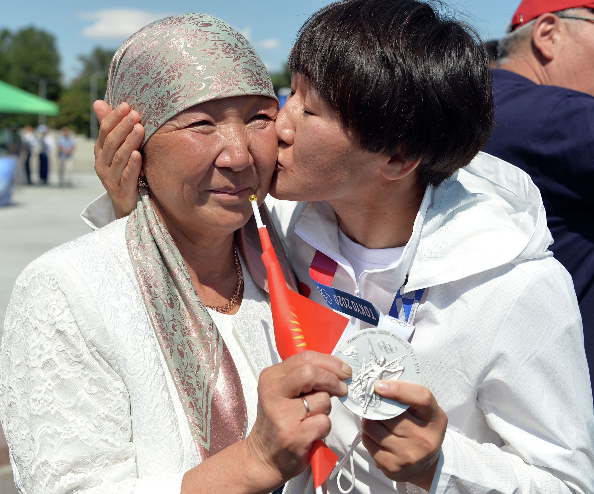 Серебряная медалистка Олимпийских игр в Токио Айсулуу Тыныбекова с матерью на церемонии приветствия призеров и участников Олимпийских игр на площади Ала-Тоо