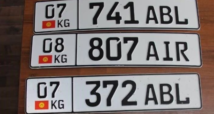 Автомобильные номера, документы и ключи задержанной партии праворульных автомашин, марки Toyota Estima, на КПП Чон-Капка — автодорожный. 28 августа 2021 года