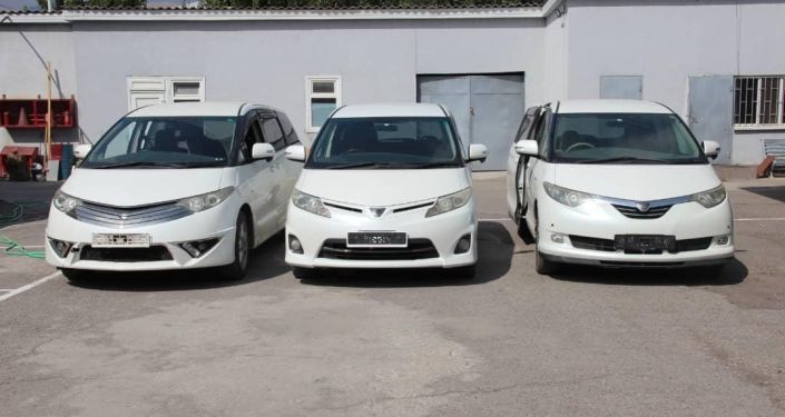 Задержанная партия праворульных автомашин марки Toyota Estima с государственными номерами КР на КПП Чон-Капка — автодорожный. 28 августа 2021 года