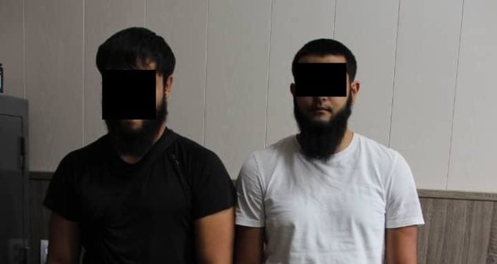Задержанные граждане Казахстана, при попытке незаконного ввоза, трех праворульных автомобиля на территорию КР. 28 августа 2021 года