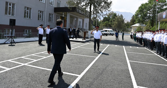 Президент Садыр Жапаров в рамках рабочей поездки в Баткенскую область осмотрел новое современное здание отдела внутренних дел Кадамжайского района. 28 августа 2021 года Президент Садыр Жапаров в рамках рабочей поездки в Баткенскую область осмотрел новое современное здание отдела внутренних дел Кадамжайского района. 28 августа 2021 года
