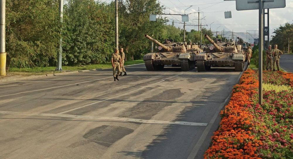 В Бишкеке ездят танки — фото
