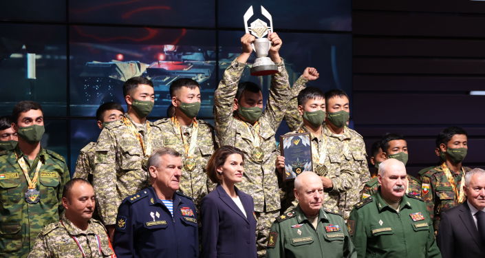 Награждение кыргызстанцев победителей второго дивизиона Танкового биатлона в музее Армейских международных игр на территории парка Патриот в Алабино Награждение кыргызстанцев победителей второго дивизиона Танкового биатлона в музее Армейских международных игр на территории парка Патриот в Алабино