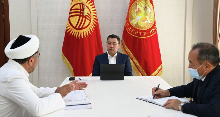 Президент Кыргызстана Садыр Жапаров во время встречи с муфтием Кыргызстана Замиром каары Ракиевым. 06 сентября 2021 года
