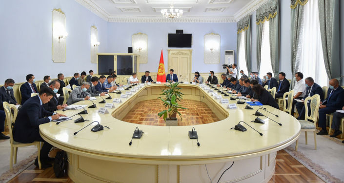 Председатель Кабинета Министров Кыргызстана Улукбек Марипов во время совещания с членами кабмина по актуальным социально-экономическим вопросам. 06 сентября 2021 года