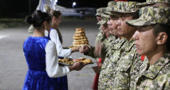 В ночь на 7 сентября на военной авиабазе Кант прошла церемония встречи военнослужащих Кыргызстана, которые приняли участие в международных армейских играх АрМИ-2021