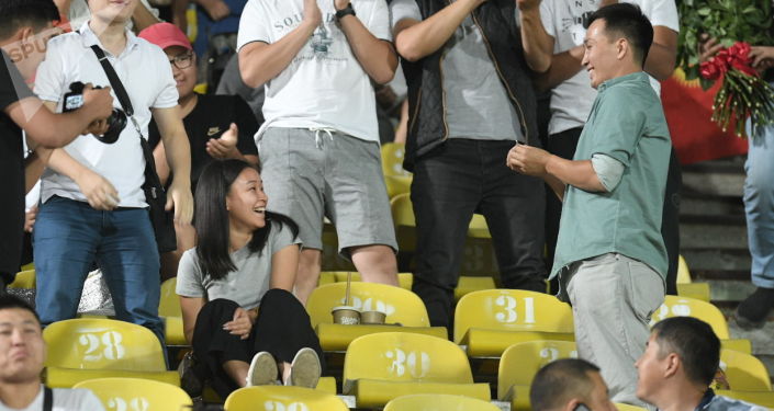 Предложение руки и сердца на трибунах стадиона во время матча Кыргызстан — Бангладеш, в рамках Кубка трех наций. 07 сентября 2021 года