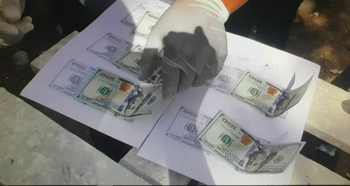 Взятка в размере 500 долларов, которую вымогал задержанный сотрудник УВД в Бишкеке. 10 сентября 2021 года