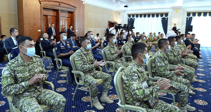 Президент Кыргызстана Садыр Жапаров вручил награды военнослужащим — победителям соревнований Танковый биатлон и Десантный взвод, проведенных в рамках VII Армейских международных игр (АрМИ-2021) Президент Кыргызстана Садыр Жапаров вручил награды военнослужащим — победителям соревнований Танковый биатлон и Десантный взвод, проведенных в рамках VII Армейских международных игр (АрМИ-2021)
