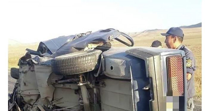 Последствия ДТП на 308 км автодороге Бишкек-Ош, где бензовоз MAN столкнулся с автомобилем Жигули ВАЗ-2107