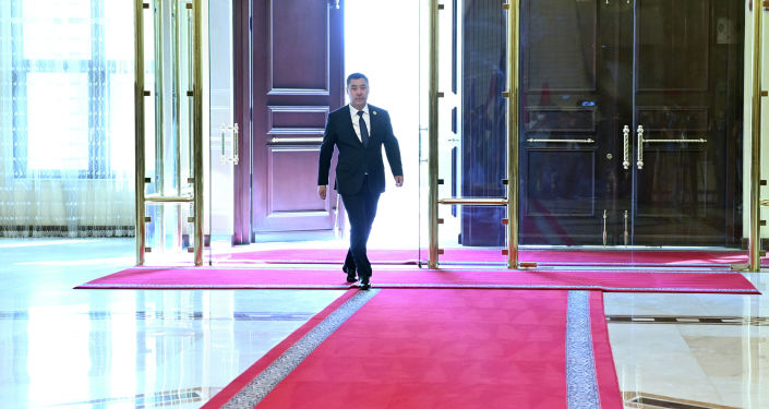 Президент Кыргызстана Садыр Жапаров прибывает во Дворец нации в Душанбе для участия в сессии Совета коллективной безопасности ОДКБ Президент Кыргызстана Садыр Жапаров прибывает во Дворец нации в Душанбе для участия в сессии Совета коллективной безопасности ОДКБ