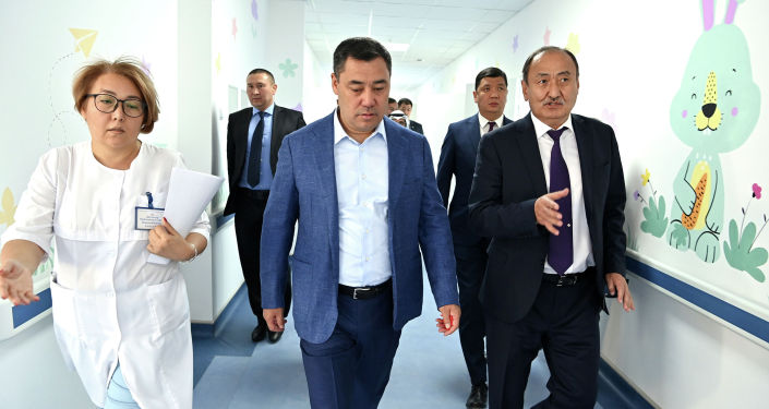 Президент Кыргызстана Садыр Жапаров на церемонии открытия нового корпуса отделения детской онкологии и онкогематологии, построенного на территории Национального центра охраны материнства и детства (НЦОМиД) в Бишкеке