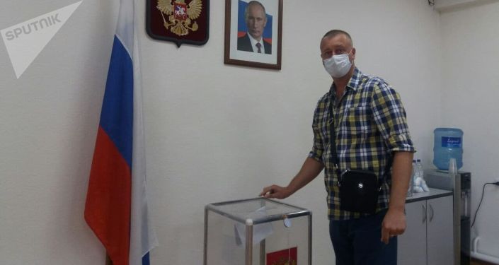 Голосование на выборах в Государственную Думу РФ на избирательном участке №8162 в Оше.