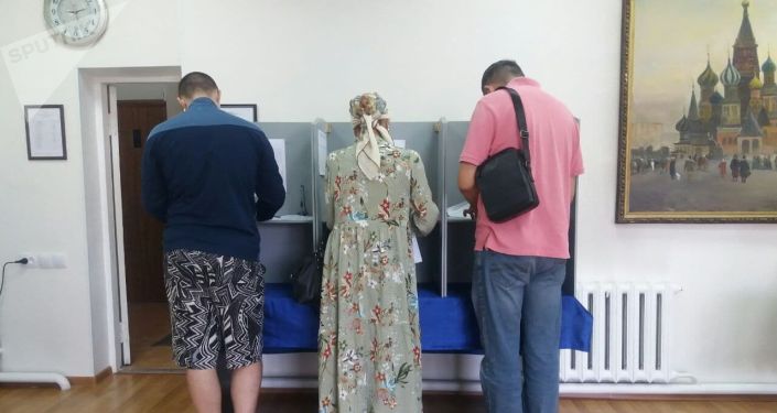 Голосование на выборах в Государственную Думу РФ на избирательном участке №8162 в Оше.
