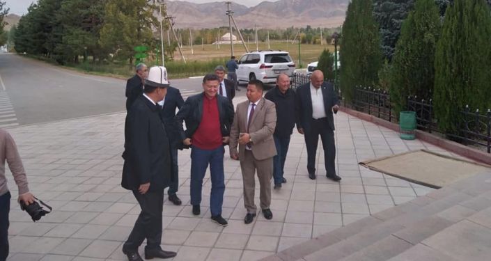 Экс-президент Калмыкии, бизнесмен Кирсан Илюмжинов во время визита в Таласскую область. 20 сентября 2021 года