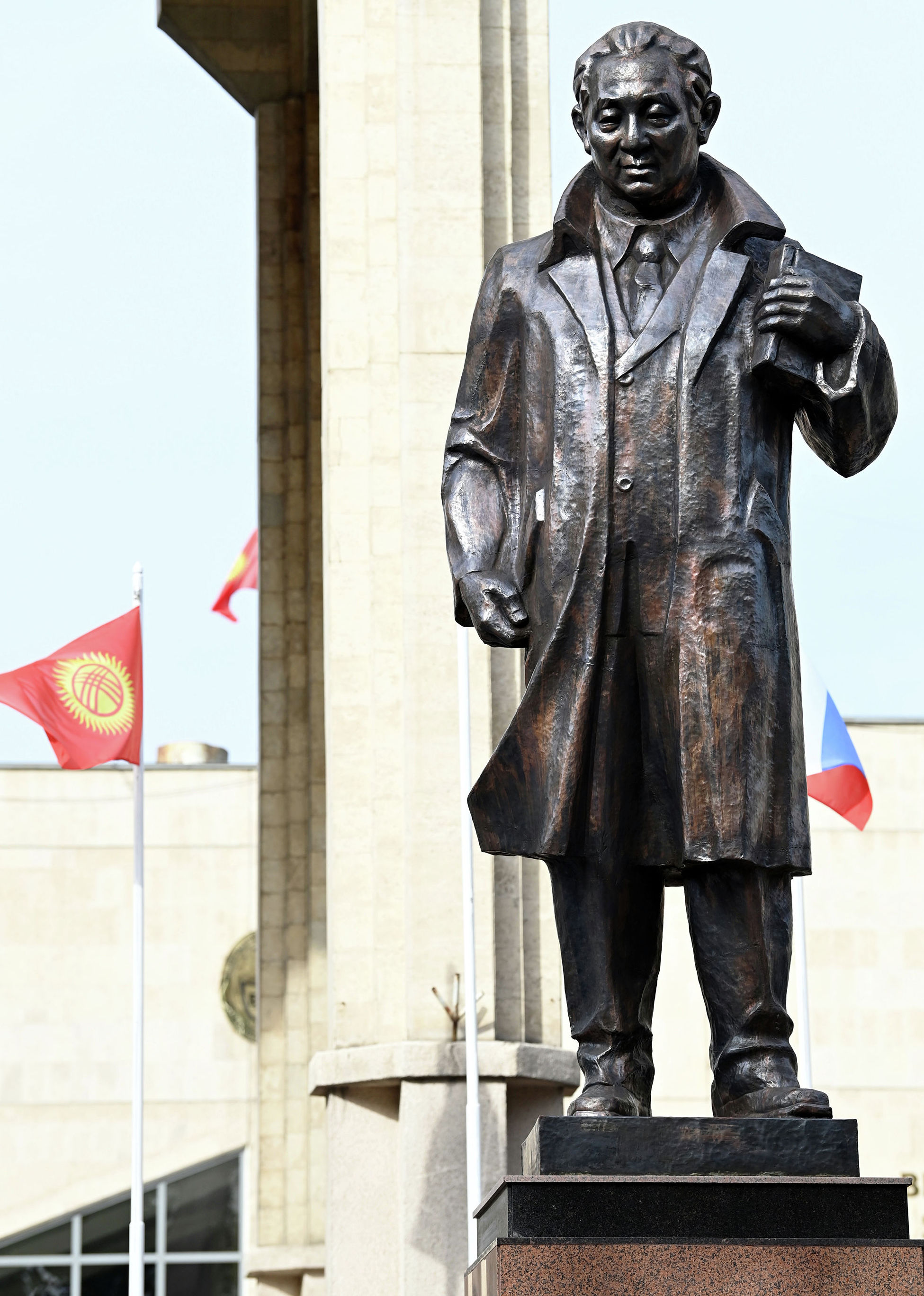 На территории Бишкекского государственного университета (БГУ) открыли памятник выдающемуся ученому, академику Кусеину Карасаеву