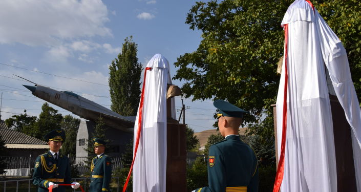 Памятник летчику-штурмовику, Герою Советского Союза Исмаилбеку Таранчиеву открыли в пригороде Бишкека