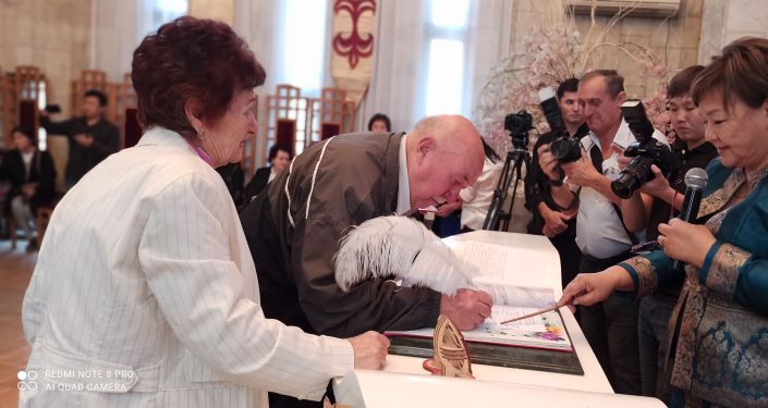 Праздничное чествование супружеских пар, отмечающих юбилейную свадьбу во Дворце бракосочетания в Бишкеке. 01 октября 2021 года