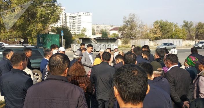 Мэр Бишкека Айбек Джунушалиев во время встречи с жителя жилмассива Нижнего Токольдоша. 04 октября 2021 года