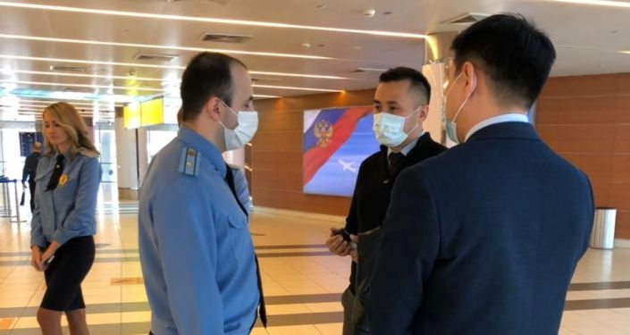 Проверка сотрудниками ФСБ кыргызстанцев в международном аэропорту Шереметьево в Москве. 07 октября 2021 года Проверка сотрудниками ФСБ кыргызстанцев в международном аэропорту Шереметьево в Москве. 07 октября 2021 года